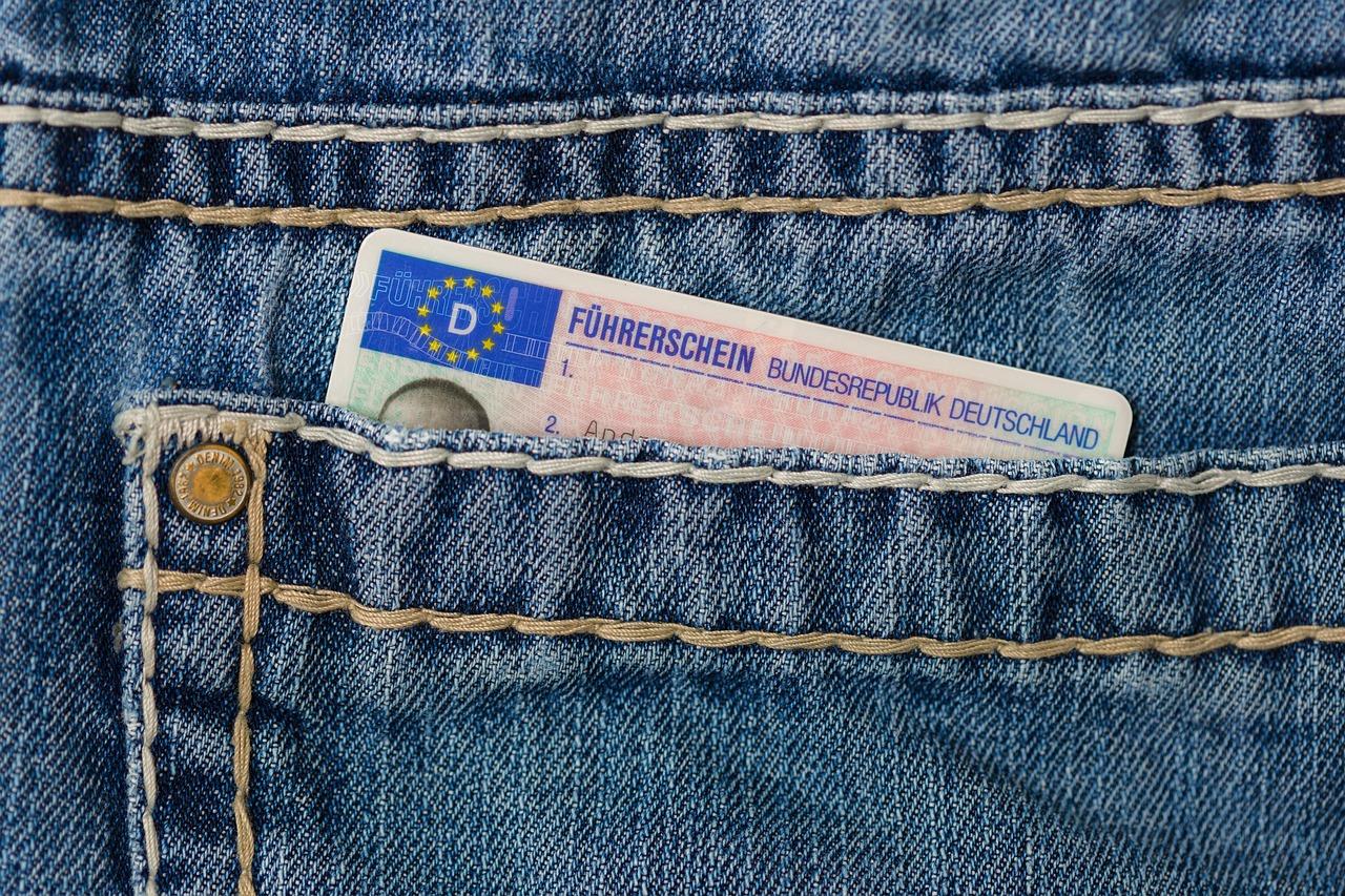 Persoon tijdens rijlessen voor je rijbewijs halen ondanks faalangst en examenvrees bij Rijschool Rob Dekker